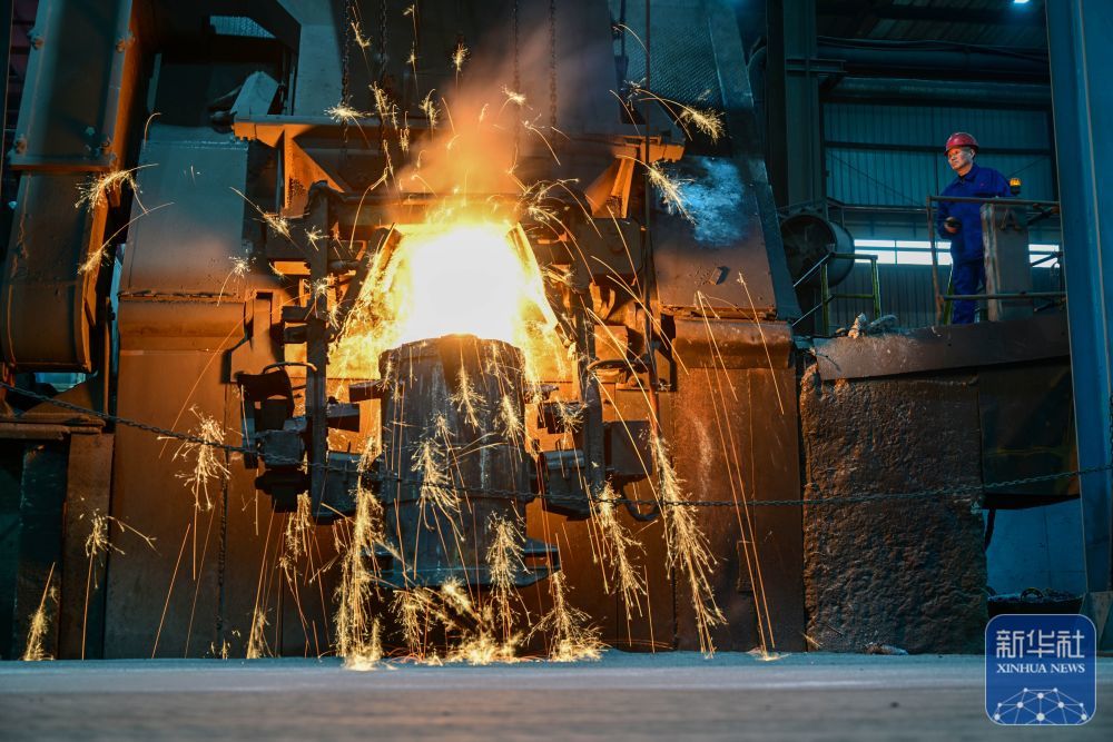 ↑ 2月24日,在江苏省淮安市金湖县海华机械制造有限公司生产车间,工人在遥控设备倒铁水。新华社发(梁德斌摄)