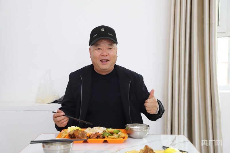 老人为食堂点赞 (央广网记者 丁安 摄)