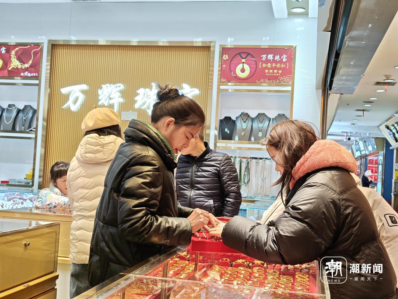 金店内,询价、试戴的客人不少。王伊灵 摄