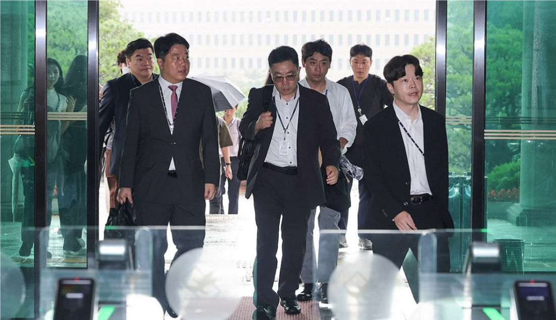 7月23日,在扩大对6月3日地方选举中选票短缺问题的调查范围之际,调查人员进入位于首尔以南果川的韩国中央选举管理委员会总部进行搜查。图源:韩媒