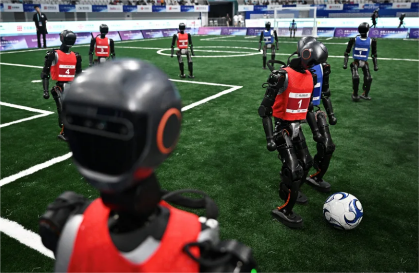 2025年8 月,在北京举办的首届人形机器人运动会上,机器人“选手”们正参与“五人制”足球比赛。 (图源:路透社)
