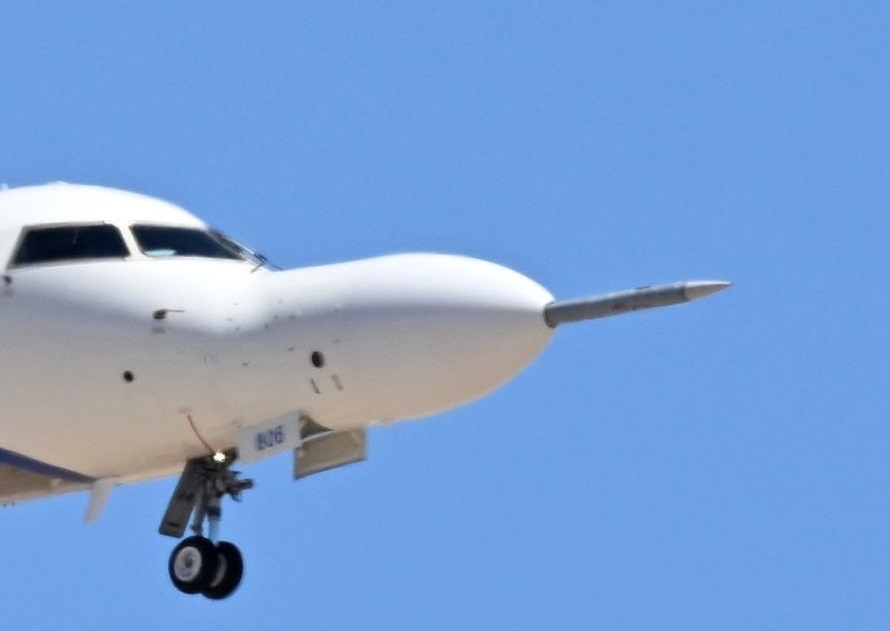 当时在CRJ-700飞行测试台机头安装的疑似AIM-260弹头部分
