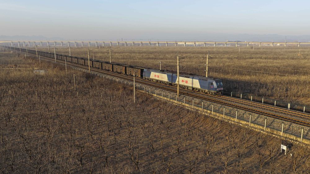 ↑ 1月25日,一列运煤专列途经大秦铁路河北省遵化市境内驶向秦皇岛方向(无人机照片)。新华社发(刘满仓 摄)