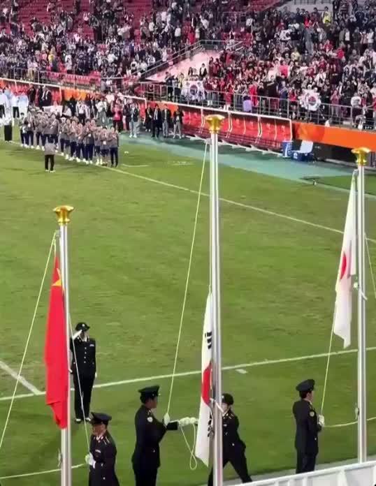 韩国男足击败日本夺冠，却在升旗上被摆了一道：注意那个男升旗手