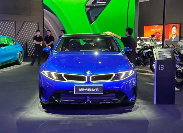 全新宝马i3长轴距版内饰首发!全景iDrive+智能座舱,1月国内投产