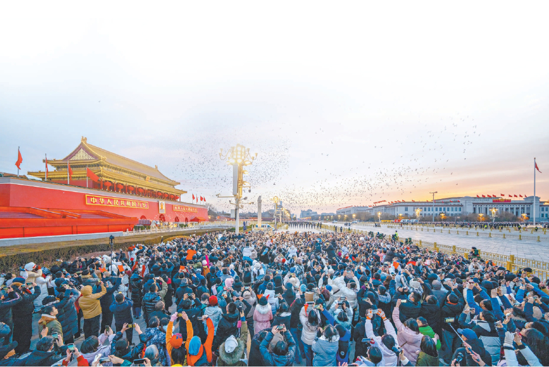 市民游客齐聚天安门广场,共同见证五星红旗冉冉升起的庄严时刻。 赵瑞摄