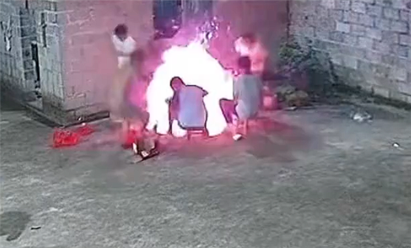 7人水泥地上烧烤突发爆炸火花四溅 消防科普:不良导热体风险很高