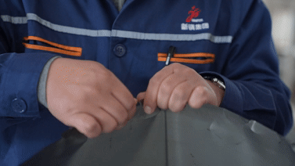 钢片如纸张一般被撕为两片（央广网发 丁锐 制图）