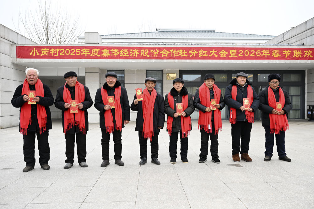 2026年2月10日，在安徽省凤阳县小岗村，“大包干”带头人展示自家领取的分红红包。2月10日，“中国农村改革第一村”小岗村举行2025年度集体经济股份合作社分红大会，每位集体经济组织成员分红730元，村民喜提2025年度分红红包。从2017年度每人350元到2025年度每人730元，小岗村连续九年分红，金额实现八连增。