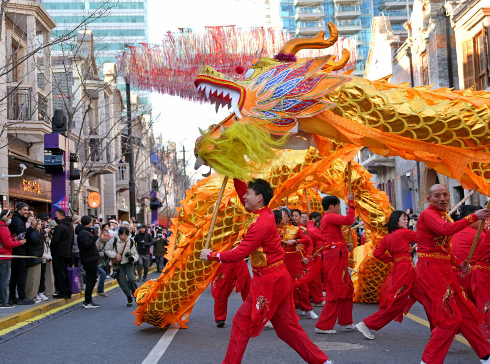2月8日，以“步步骏达，岁驰张园”为主题的海派新春游园会在上海张园启幕，让市民体验海派新春传统与时尚。新华社记者 刘颖 摄