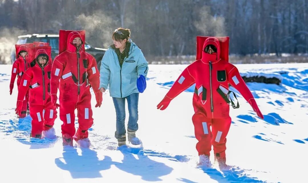 内蒙古呼伦贝尔,游客在吉尔布干河不冻河额尔古纳段行走,准备体验“冰浮”。(图/视觉中国)
