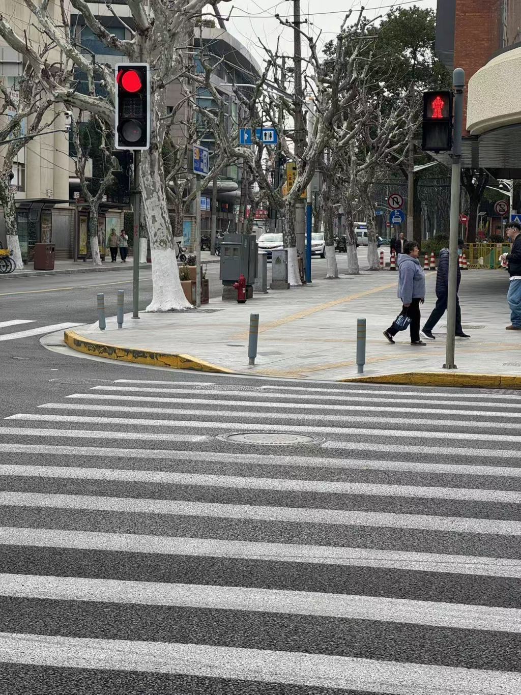 3月22日，四川北路上的问题砖已全部更换为无釉质、防滑系数达标的盲道砖。