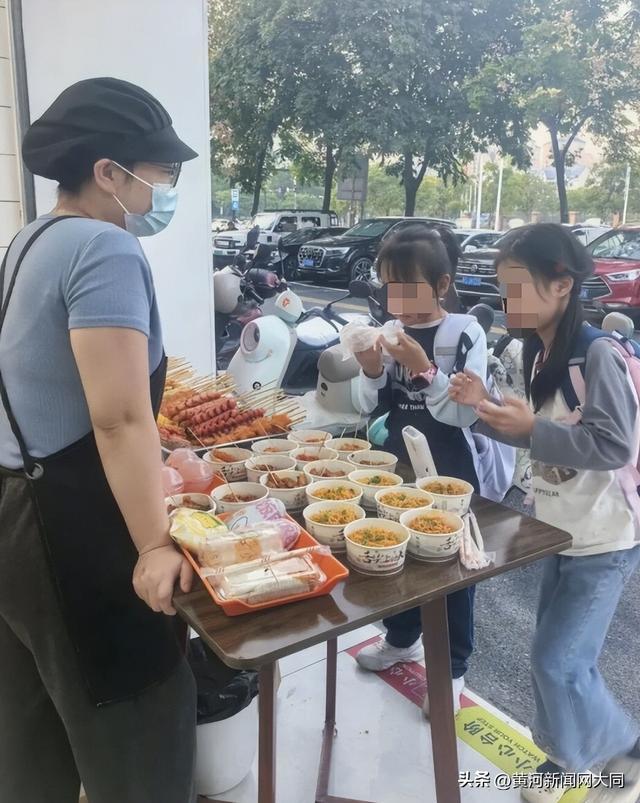 杨满娥在店里忙碌。图/四川日报