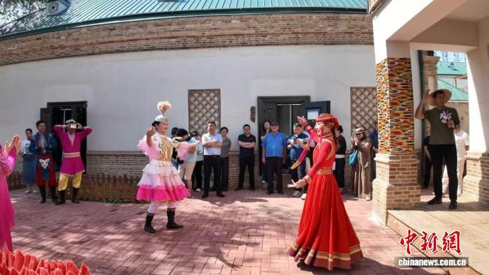 6月3日，中亚主流媒体采访团在博乐市阿里翁白新村感受乡村旅游发展活力。赵凯 摄