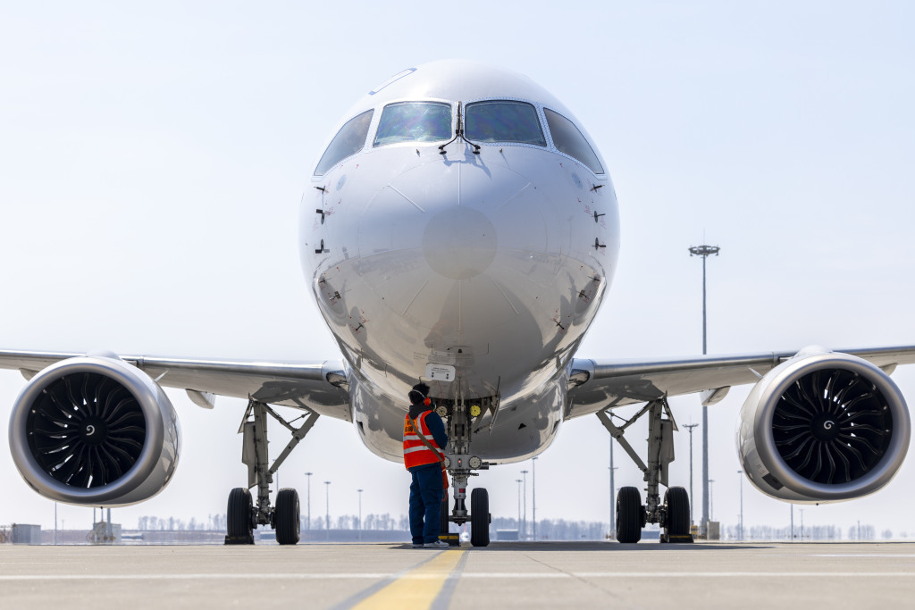 4��15�գ�����140���ÿ͵�MU5631����ƽ�Ƚ����ڹ�����̫ƽ���ʻ�������־�Ź�����ɻ���ʽͶ�붫���������Ǻ��ĺ��ߡ��»���ͼ