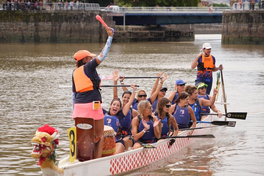 2月15日，在阿根廷布宜诺斯艾利斯举行的马年春节龙舟赛上，参赛队伍在完成比赛后庆祝。新华社记者 张铎 摄