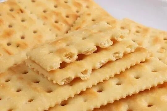 苏打饼干上面为什么要扎很多孔?