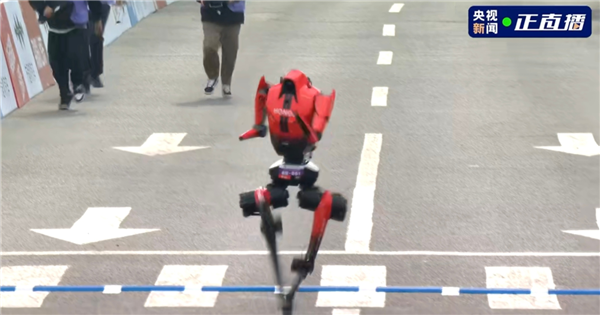 末端大厂人人首个！荣耀自研机器东谈主闪电半马夺冠：48分19秒冲线