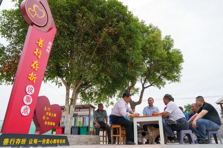 2025年6月12日，在江苏省宝应县广洋湖镇西溪村，当地党群服务中心的工作人员组织村民进行议事会。新华社记者 李博 摄