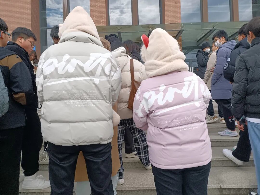 大学时小蕴和好友的背影照