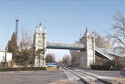 穿过石景山游乐园的铁路