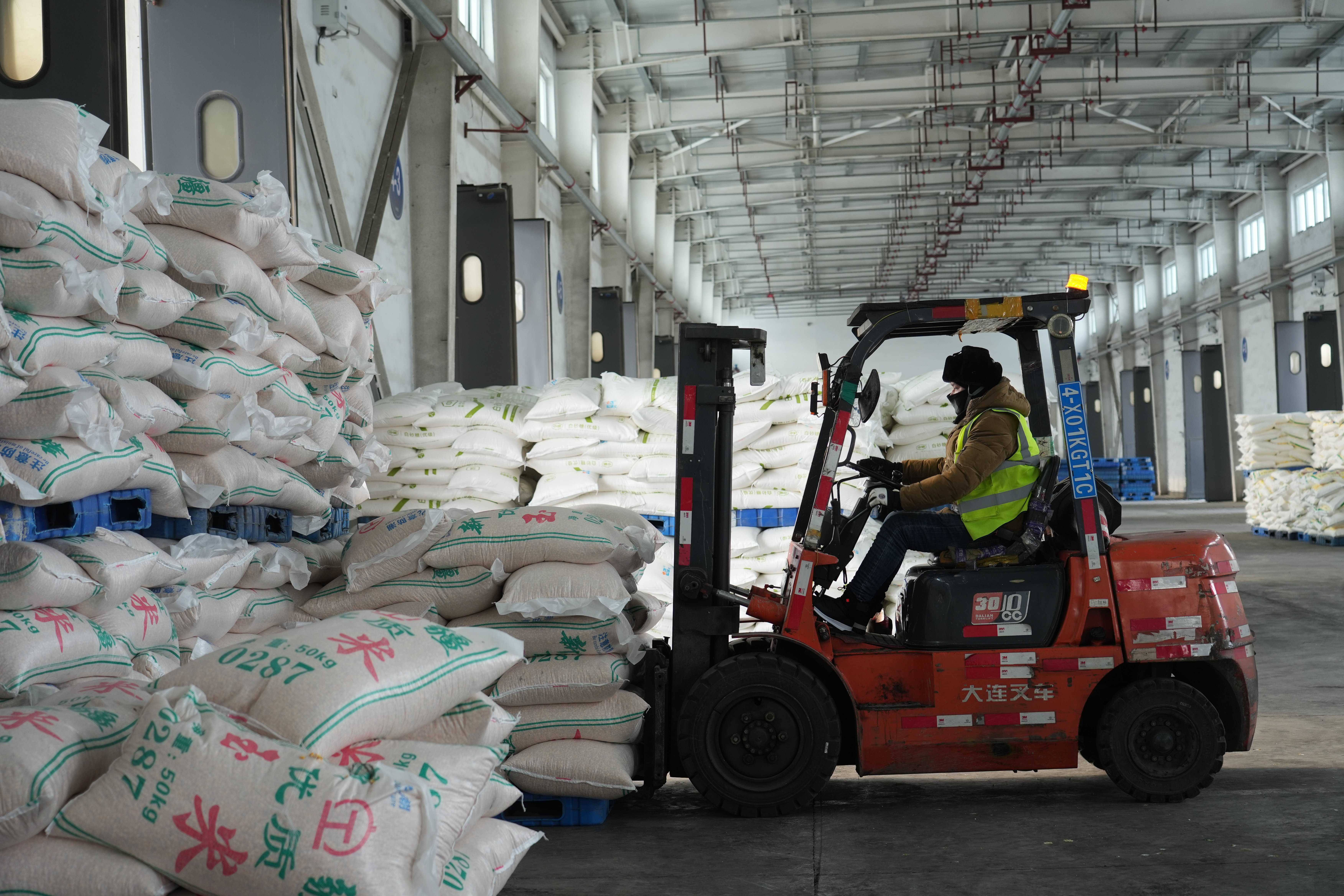 中欧班列（乌鲁木齐）集结中心内，铁路作业人员正在进行粮食装车作业。 梁云皓 摄