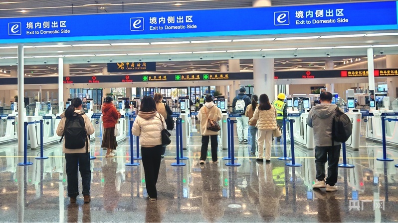 上海东方枢纽国际商务合作区人流如织（央广网记者 冯丽 摄）