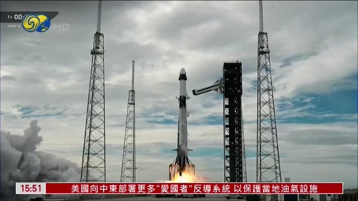 美国“龙”飞船载4名宇航员抵国际空间站