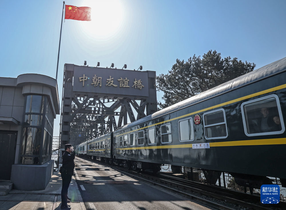 2026年3月12日，辽宁丹东至朝鲜平壤的95次列车通过中朝友谊桥。新华社记者 潘昱龙 摄
