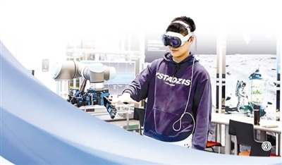 浙江大学学生在空间机械臂未来课堂开展模拟训练。