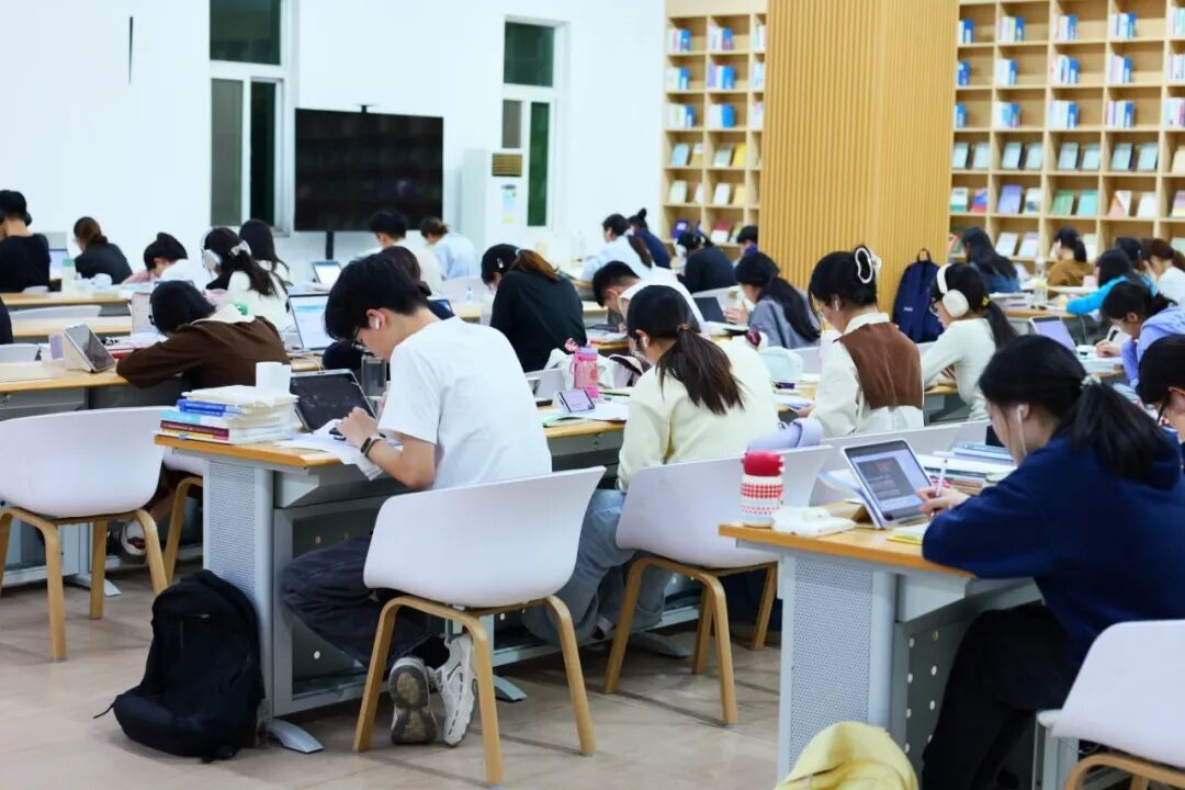 信阳师范大学星光不负考研人3.JPG