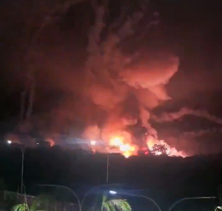 美军空袭引发爆炸,很可能是击中了防空导弹或弹药库。