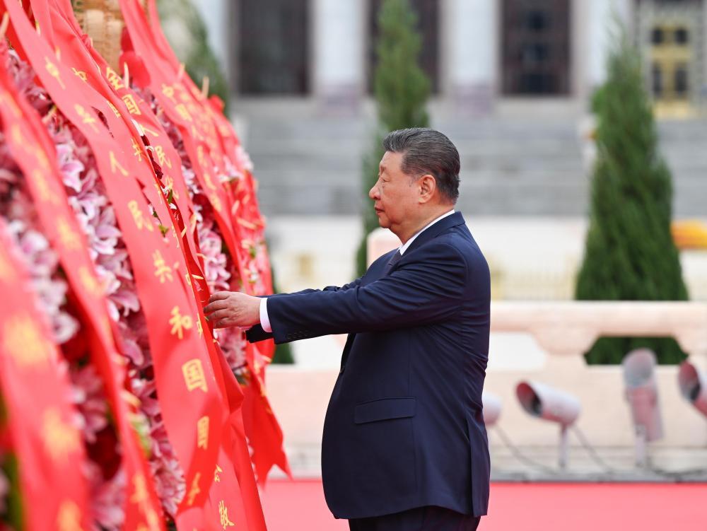 9月30日上午,党和国家领导人习近平、李强、赵乐际、王沪宁、蔡奇、丁薛祥、李希、韩正等来到北京天安门广场,出席烈士纪念日向人民英雄敬献花篮仪式。这是习近平整理花篮上的缎带。
