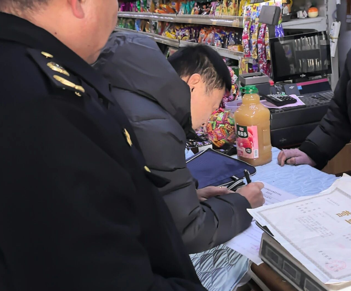 有商户因销售非北京汇源生产的“汇源果汁”,被要求签署《责令整改通知书》。公众号“汇源果汁官方账号”
