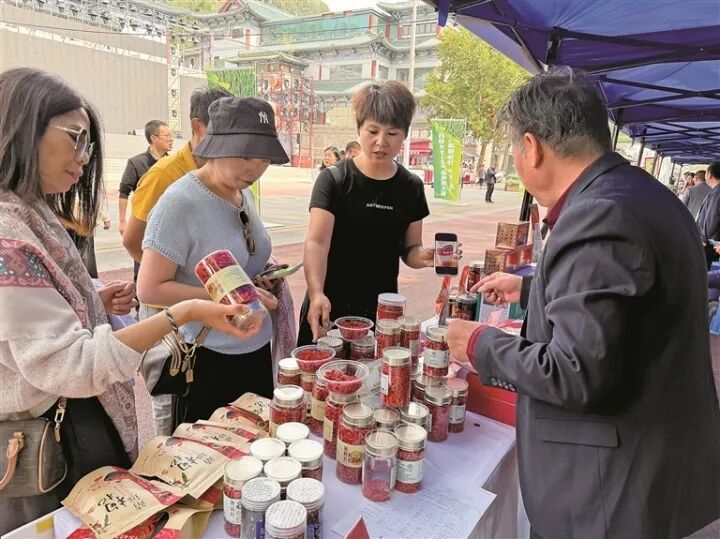 兰州市民在选购特色农产品。 张萍 摄