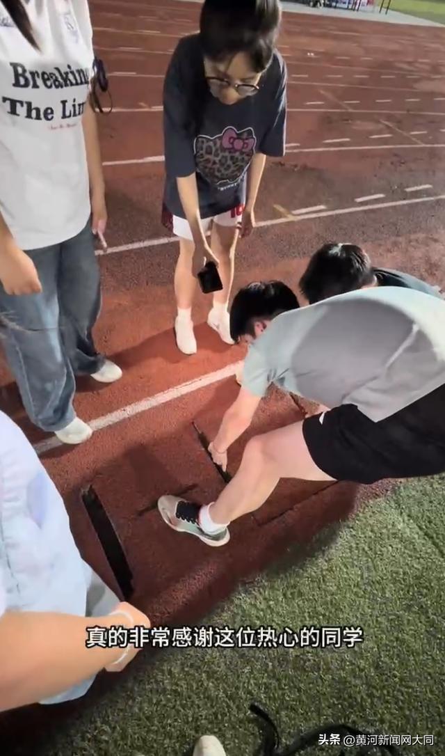 男生帮忙取出手机。图/视频截图