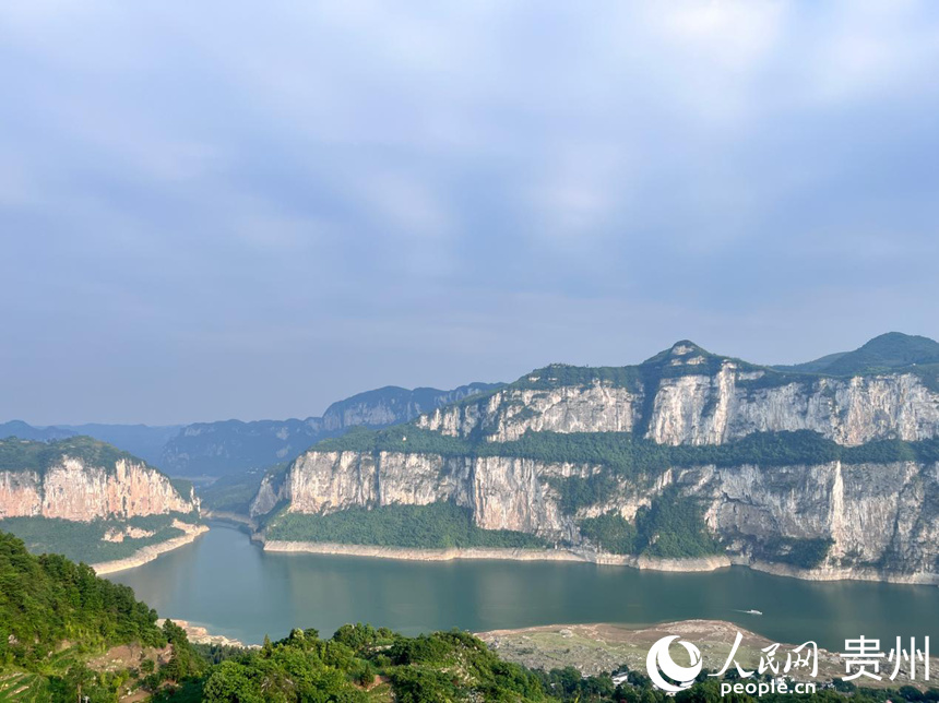 两河交汇，碧水迤逦。人民网记者 陈洁泉摄