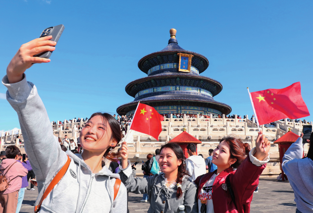 游客在北京天坛公园祈年殿前拍照留念(2024 年 10 月 1 日摄) 新华社发(陈晓根摄)