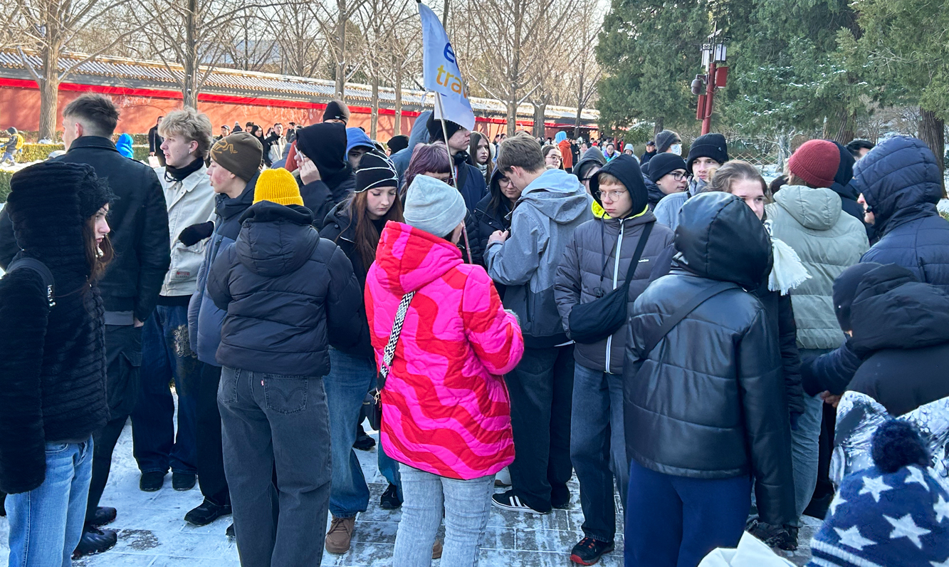 来自芬兰的旅行团在北京景山公园参观。观察者网