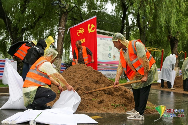 7月14日牡丹江干流宁安市城区北岸正在抢筑子堤。水利部供图