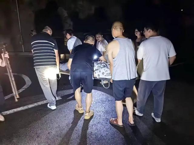 受灾群众撤离