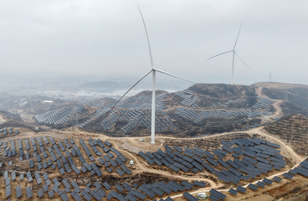 2026𻂉&#2637617日拍摄的河北省赞皇县院头镇曹家庄村附近的“风光互补”发电场（无人机照片）。新华社记者 杨世尧 摄