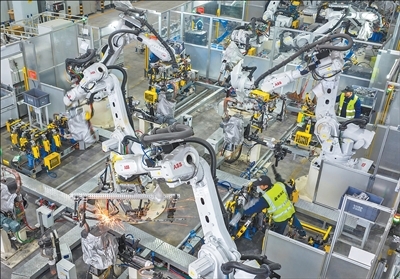 中国是ABB全球最大的机器人交付市场。图为在浙江省湖州市一家新能源汽车部件企业，ABB机器人正在作业。谭云俸摄（影像中国）