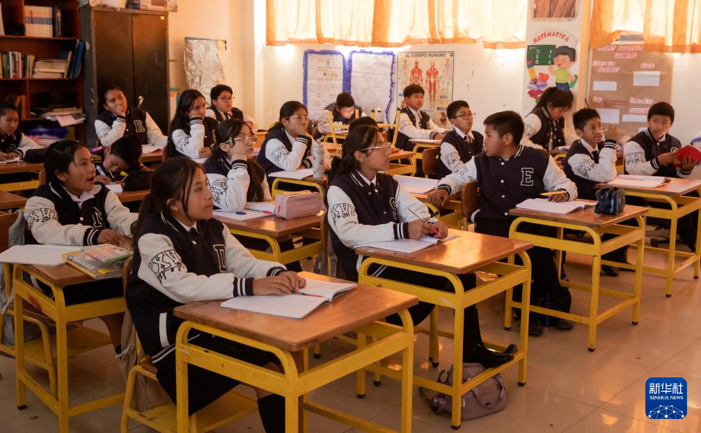 8月11日,在距秘鲁首都利马约70公里的何塞·玛利亚·阿格达斯小学,学生们在上课。新华社发(玛丽安娜·巴索摄)
