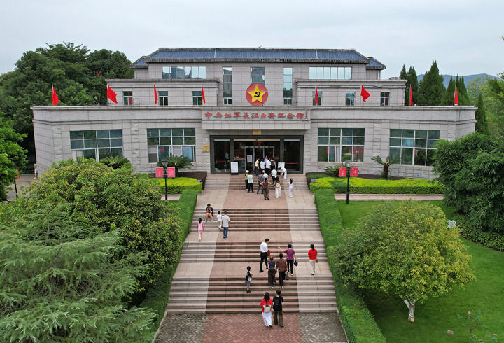 游客前往于都县中央红军长征出发纪念馆参观(10月2日摄)。新华社发(曾小茂 摄)