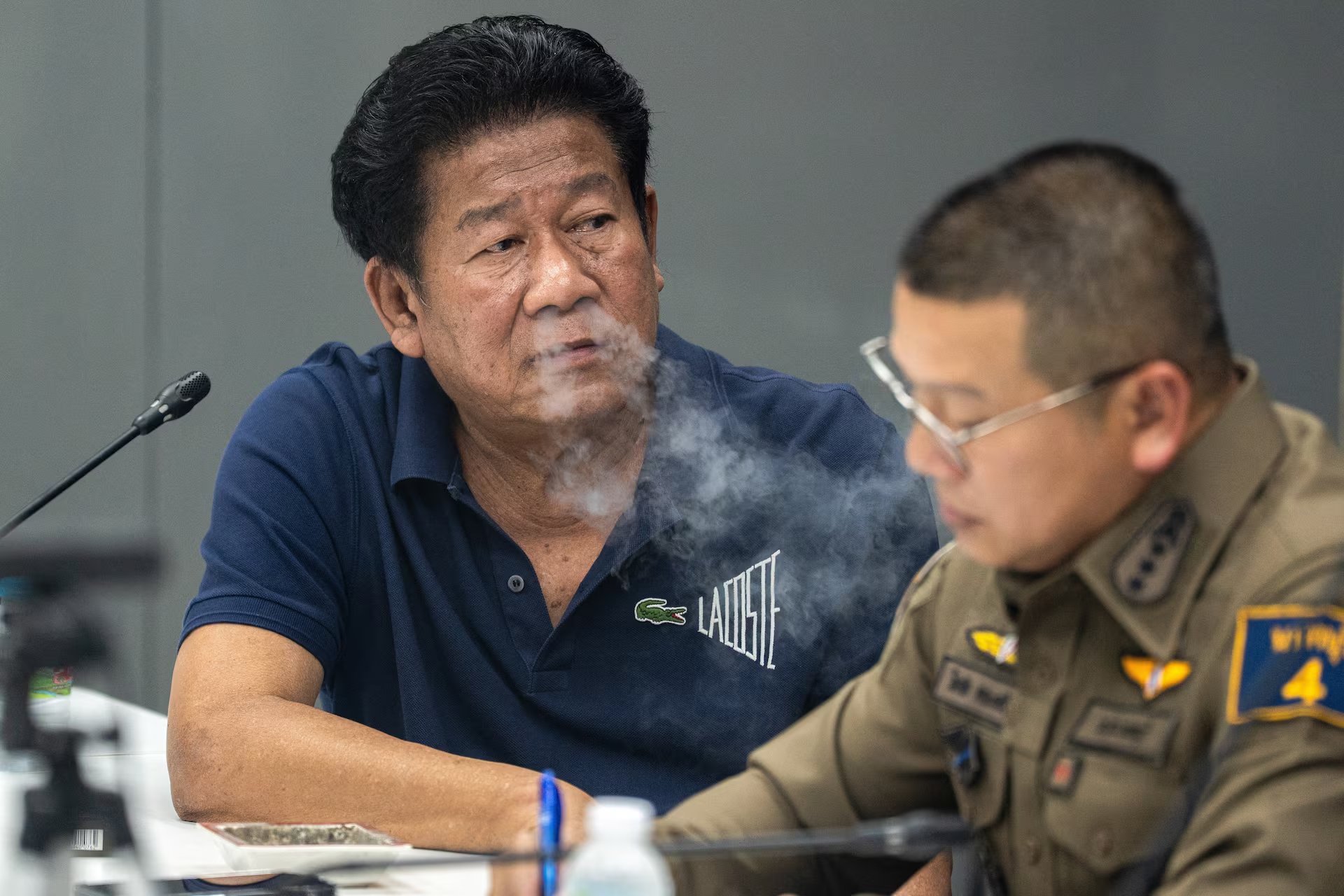 差隆未戴手铐,并当众吸烟路透社