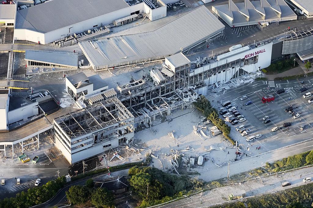 7月28日，日本熊本县附近发生震级7.1级的地震，熊本县嘉岛町商场内发生爆炸，部分建筑受损。（视觉中国）