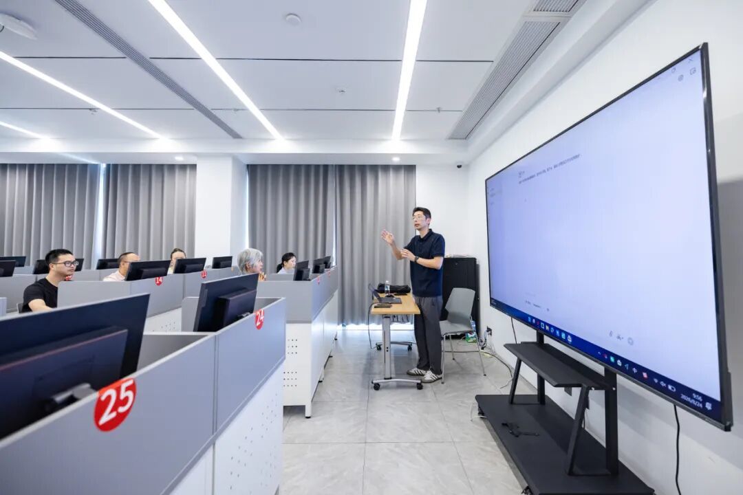 8月24日,在浙江省湖州市就业大楼举办的AI人工智能公益课上,讲师向学员讲解AI机器人实操知识点 / 新华社发(伊凡摄)