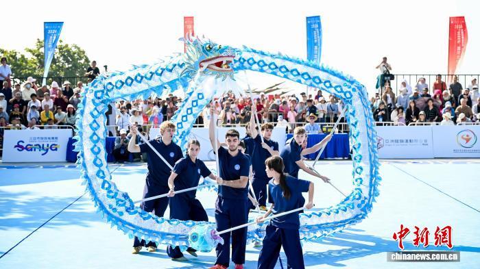 1月18日,海南三亚,2026“三亚杯”国际龙狮精英赛举行。图为意大利舞龙队正在比赛中。(三亚旅游文化发展集团有限公司 供图)