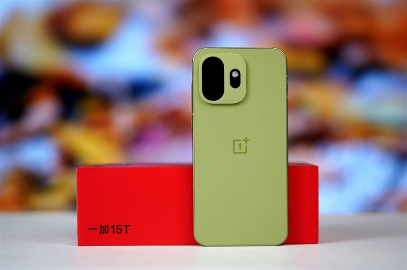 小屏不妥协配置反升级！一加15T手机深度评测：小巧玲珑的满血性能旗舰